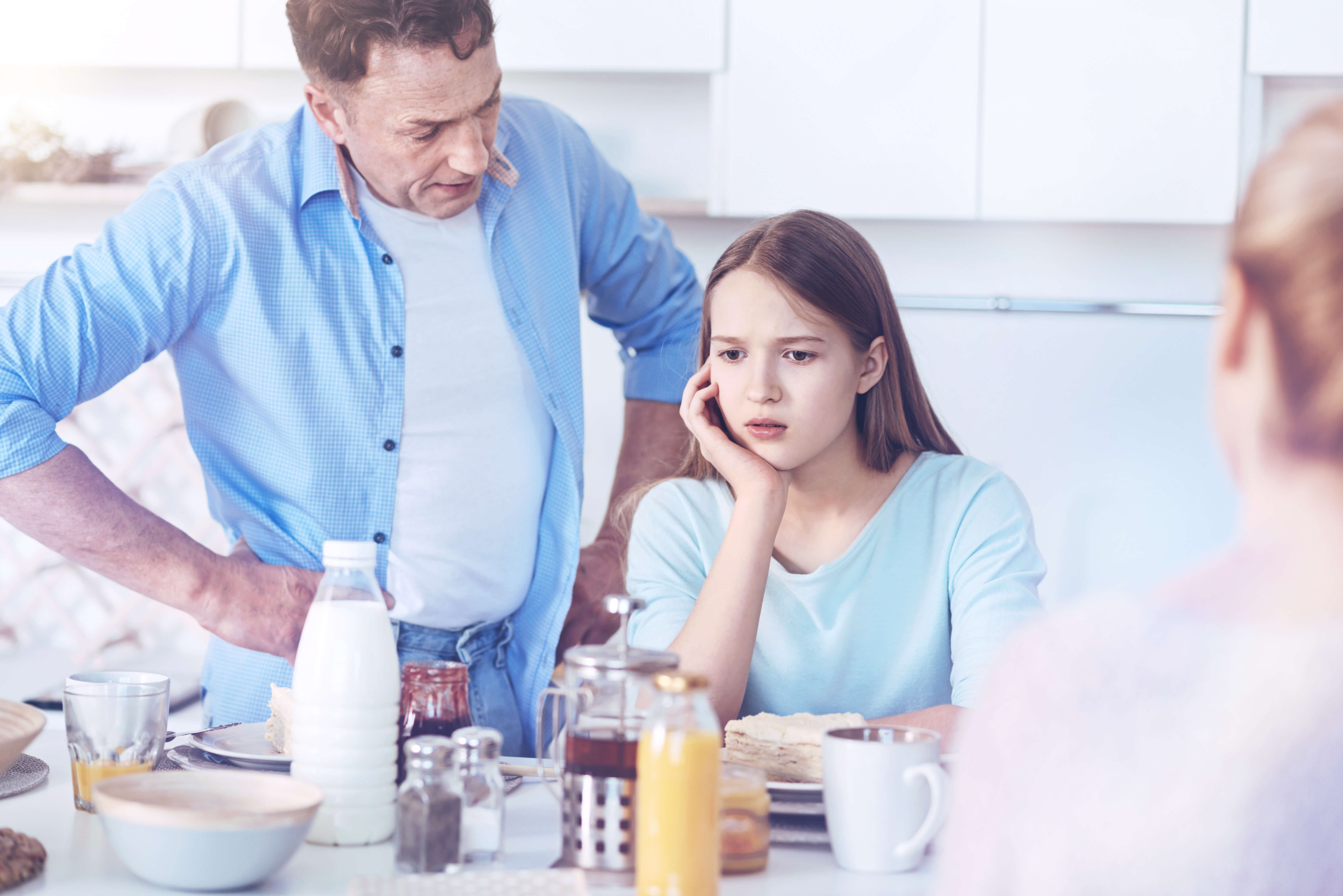 Папа в спальне дочки. Daughter on dad talk. A guy yelling at his daughter.