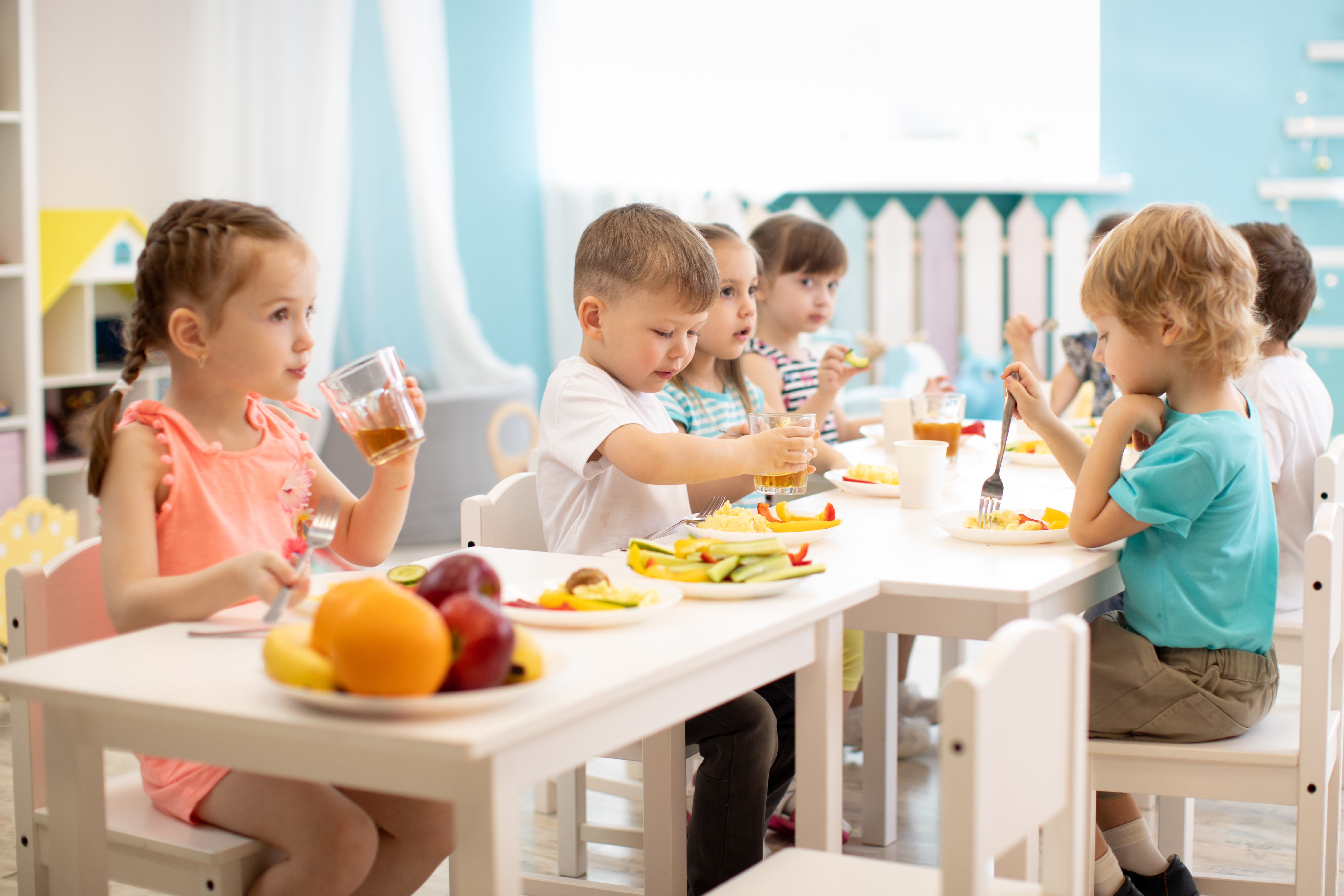 Что едят в садике. Питание в детском саду. Еда в детском саду. Обед в садике. Дети едят в детском саду.