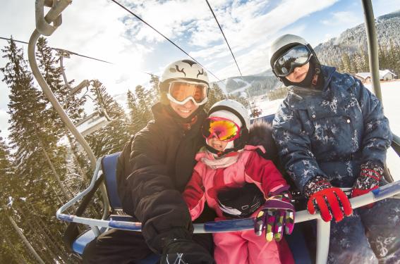 Le port du casque pour les skieurs : simple recommandation ou obligation pour tous ?